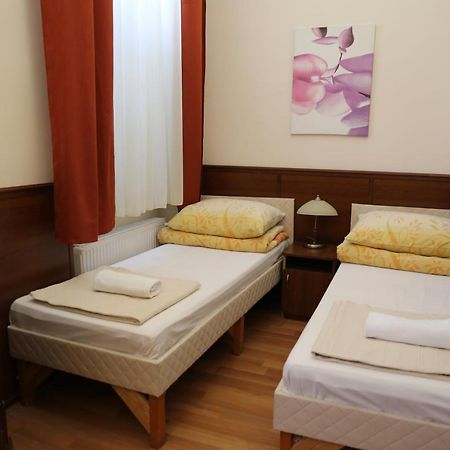Peterfia Panzio Hotel Debrecen Ngoại thất bức ảnh
