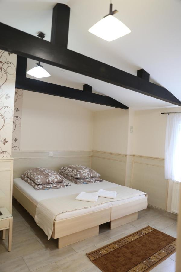 Peterfia Panzio Hotel Debrecen Ngoại thất bức ảnh