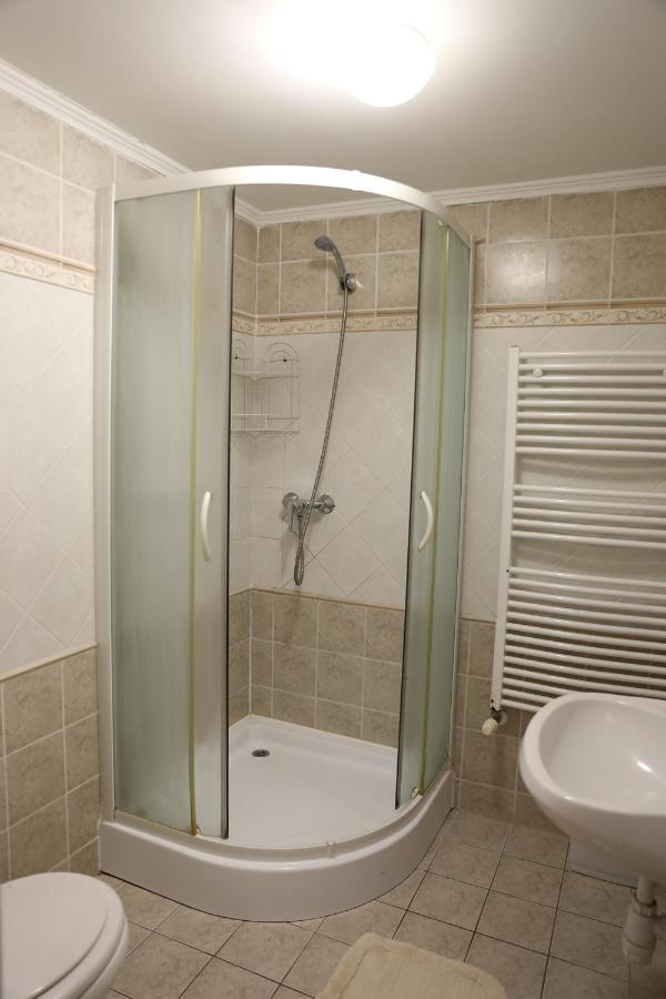 Peterfia Panzio Hotel Debrecen Ngoại thất bức ảnh