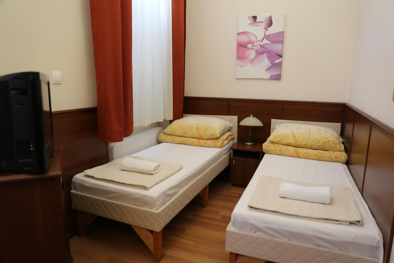 Peterfia Panzio Hotel Debrecen Ngoại thất bức ảnh