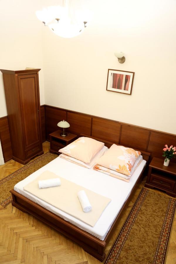 Peterfia Panzio Hotel Debrecen Ngoại thất bức ảnh