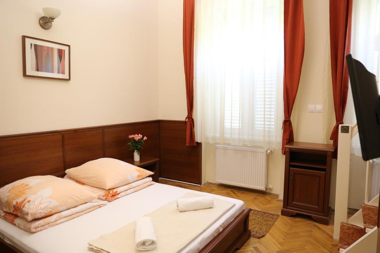 Peterfia Panzio Hotel Debrecen Ngoại thất bức ảnh