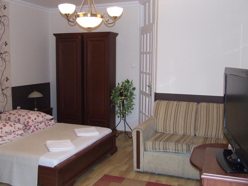 Peterfia Panzio Hotel Debrecen Ngoại thất bức ảnh