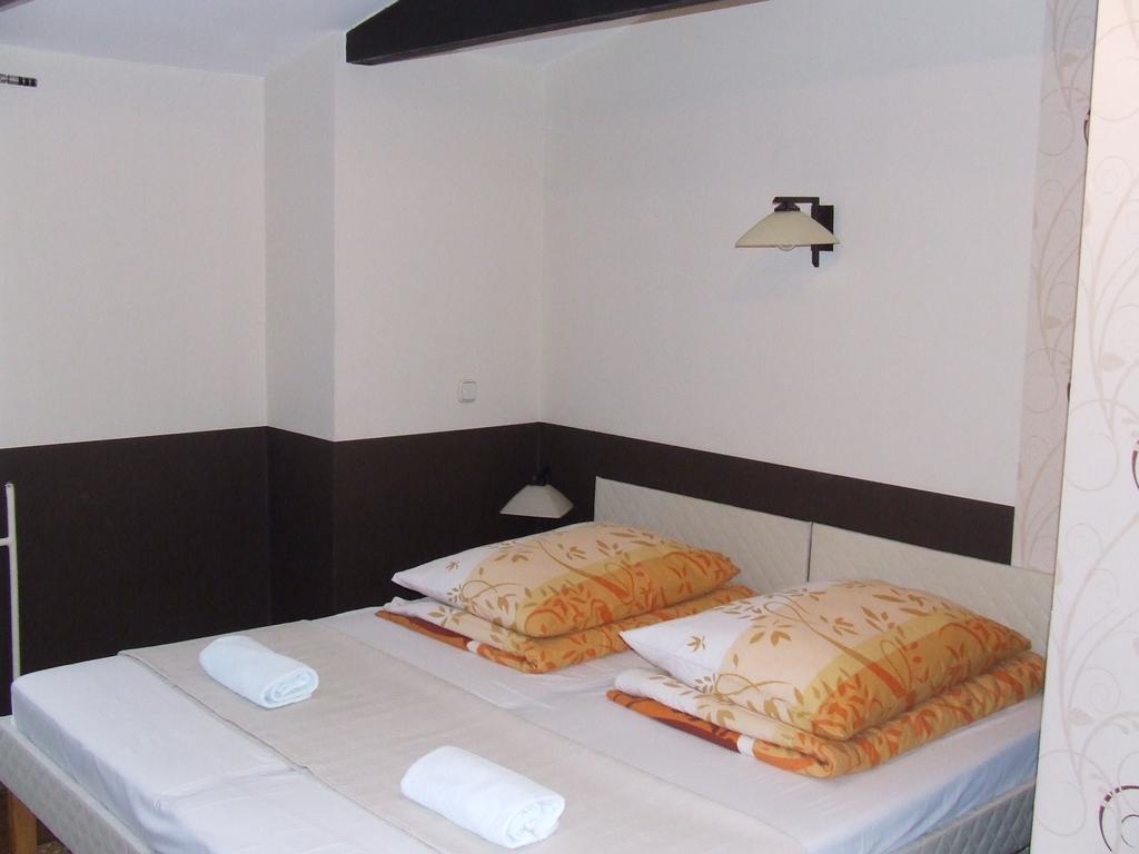 Peterfia Panzio Hotel Debrecen Ngoại thất bức ảnh