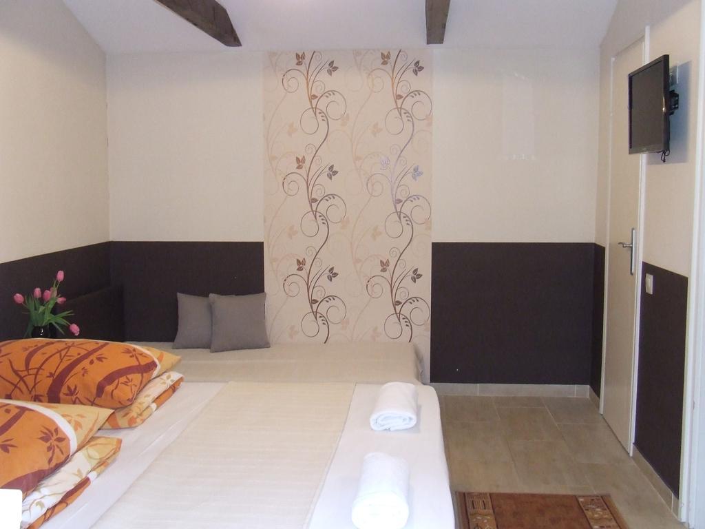 Peterfia Panzio Hotel Debrecen Ngoại thất bức ảnh
