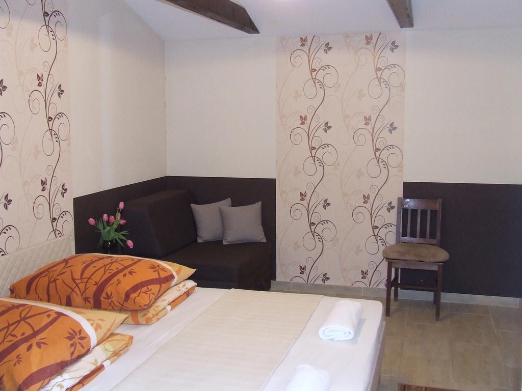 Peterfia Panzio Hotel Debrecen Ngoại thất bức ảnh