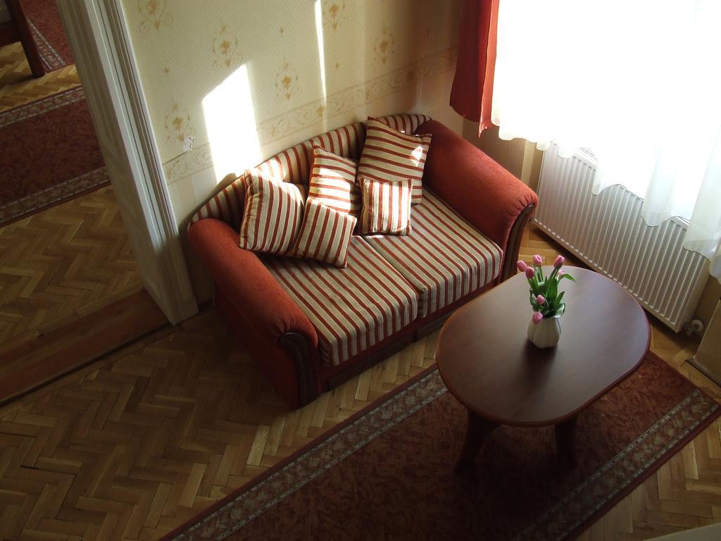 Peterfia Panzio Hotel Debrecen Ngoại thất bức ảnh