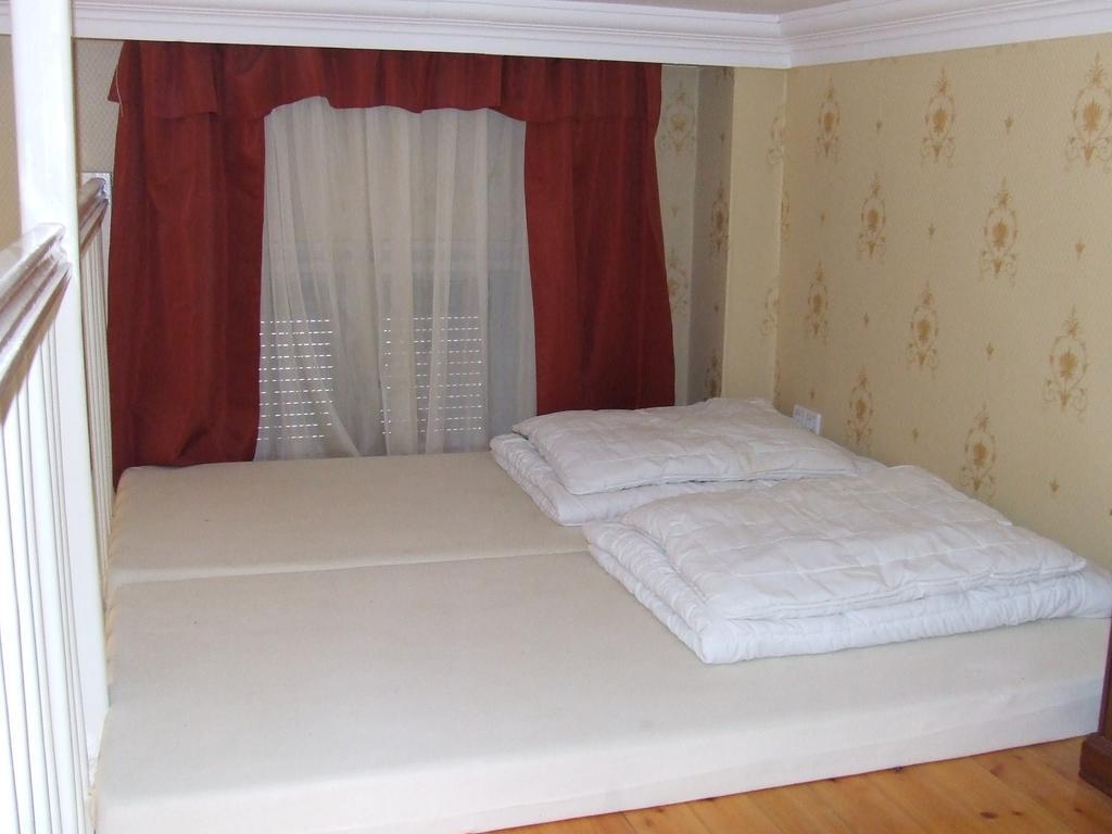 Peterfia Panzio Hotel Debrecen Ngoại thất bức ảnh